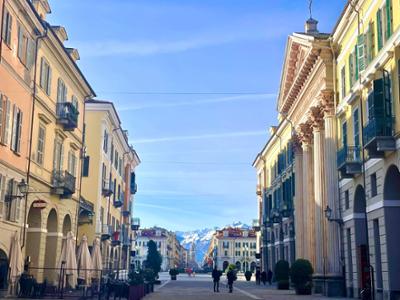 Cuneo razionalista e cinema e teatri - Visita guidata della città con aperitivo finale